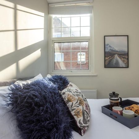 Modern Apartment Within City Walls, Parking Честер Екстер'єр фото