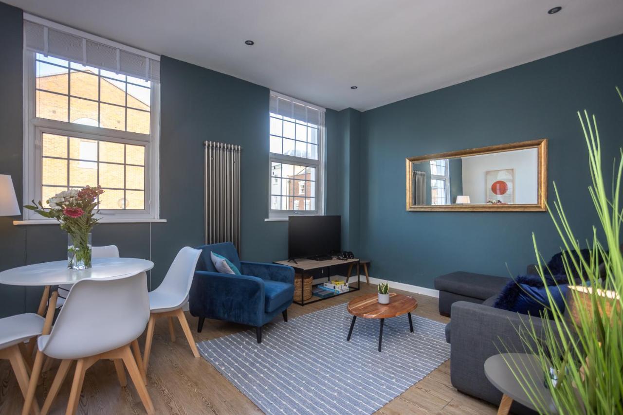 Modern Apartment Within City Walls, Parking Честер Екстер'єр фото