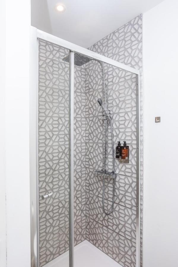 Modern Apartment Within City Walls, Parking Честер Екстер'єр фото