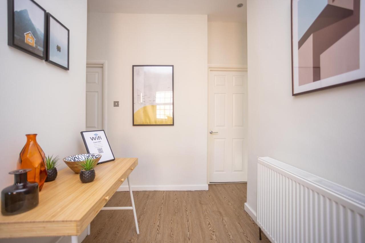 Modern Apartment Within City Walls, Parking Честер Екстер'єр фото