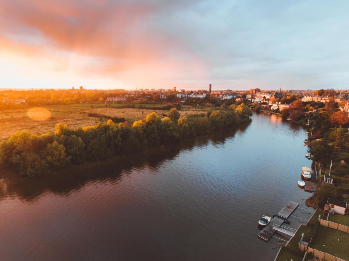 Modern Apartment Within City Walls, Parking Честер Екстер'єр фото